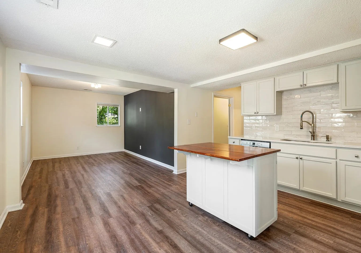 Renovated 3 bed/2 bath with spacious backyard close to downtown. — Photo 3
