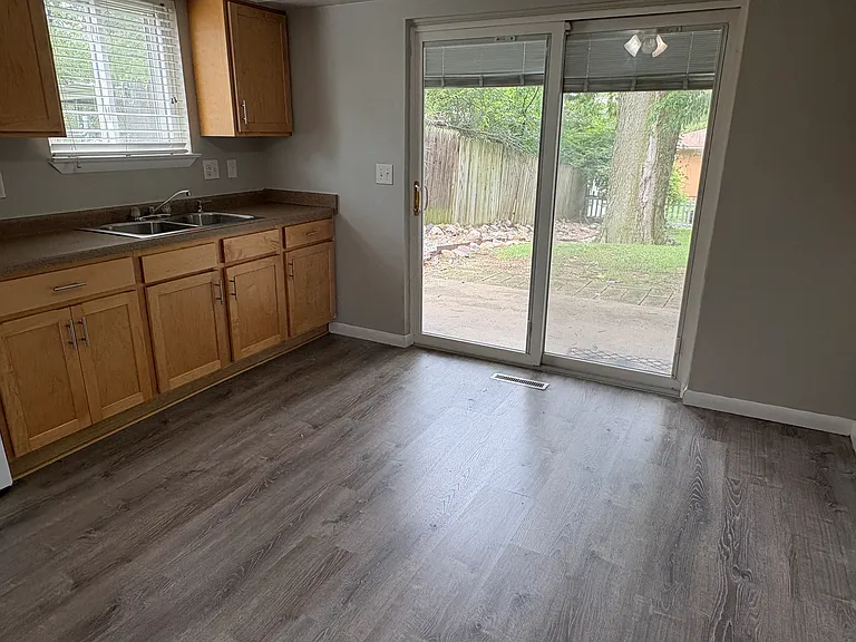 3409 N California Ave — Photo 6