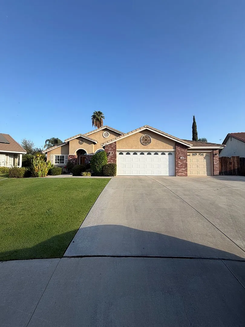 Charming Family Home with Spacious Yard — Photo 1