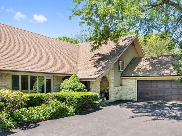 5N430 Fence Rail Ct, St Charles, IL 60175