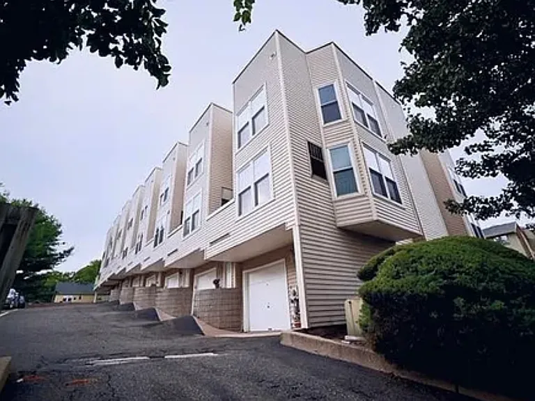 925 Main St #10 — Photo 2