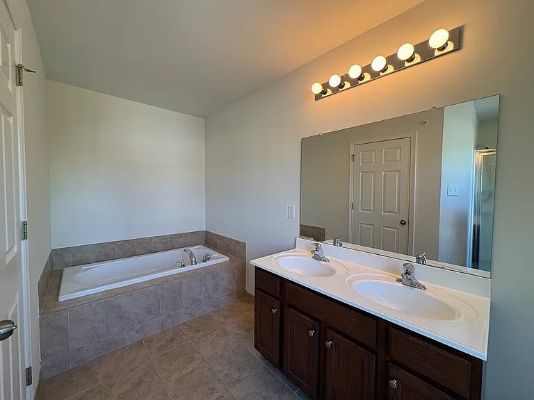 976 King Way — Photo 17