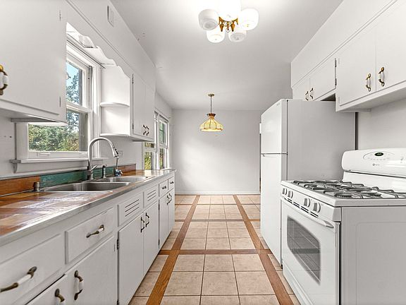 5th image of 424 Village Rd