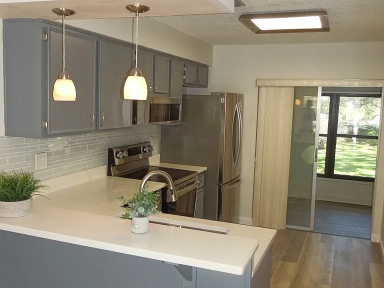 1116 Castlemay Cir — Photo 3