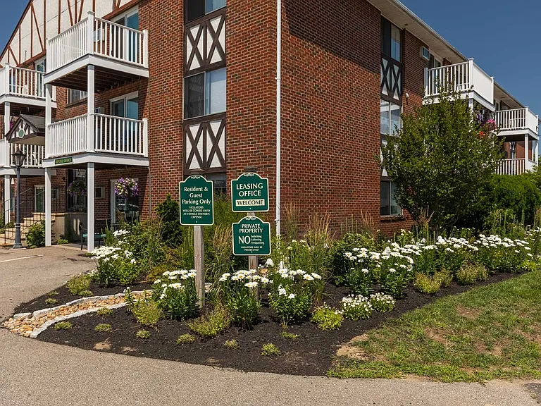 Olde Hampton Village — Photo 28