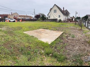 90 Hampton Pl, Freeport, NY 11520