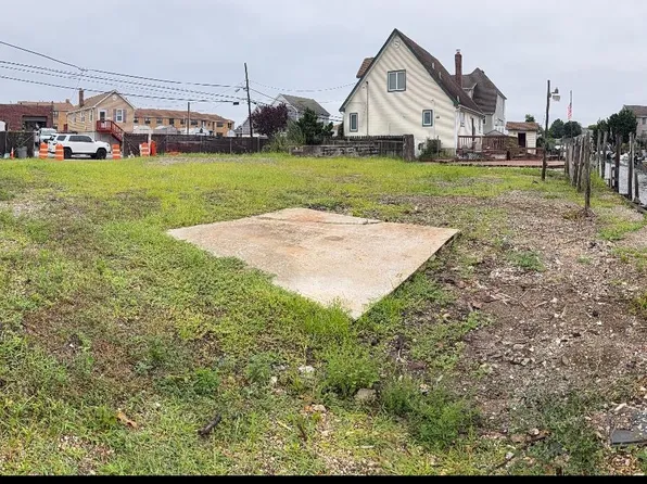 90 Hampton Place, Freeport, NY 11520