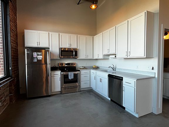 Kitchen (fridge/freezer, electric oven/stove, microwave, dishwasher