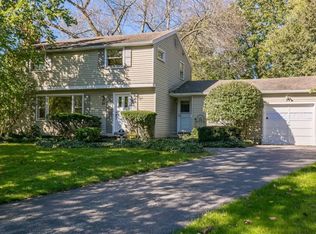 22 Lynnhaven Ct, Rochester, NY 14618