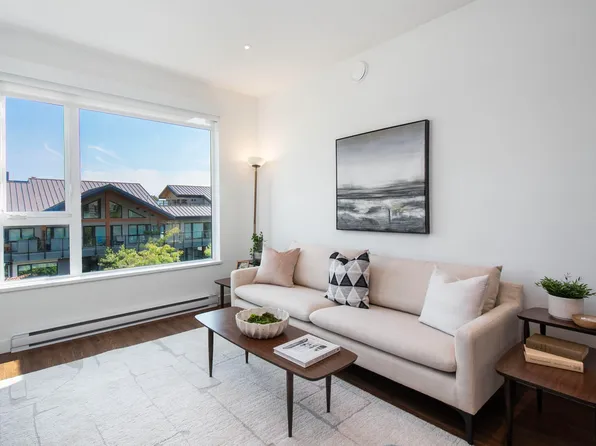 1061 Marine Dr #402, North Vancouver, BC V7P 1S6