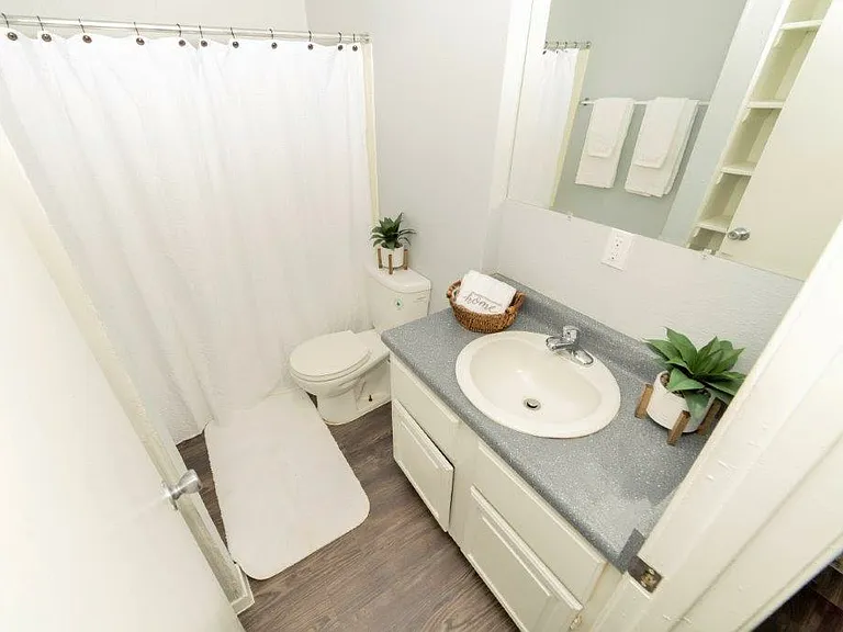 South Point Apartments — Photo 20