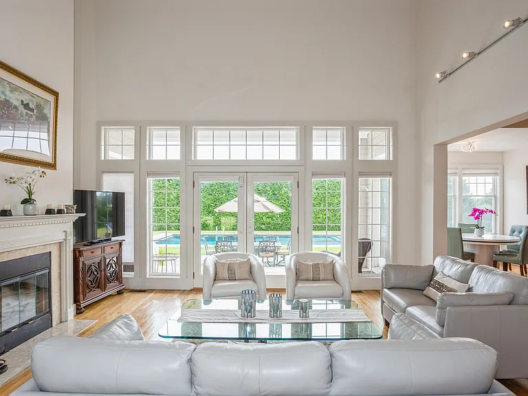 19 Fairbanks Ct — Photo 4