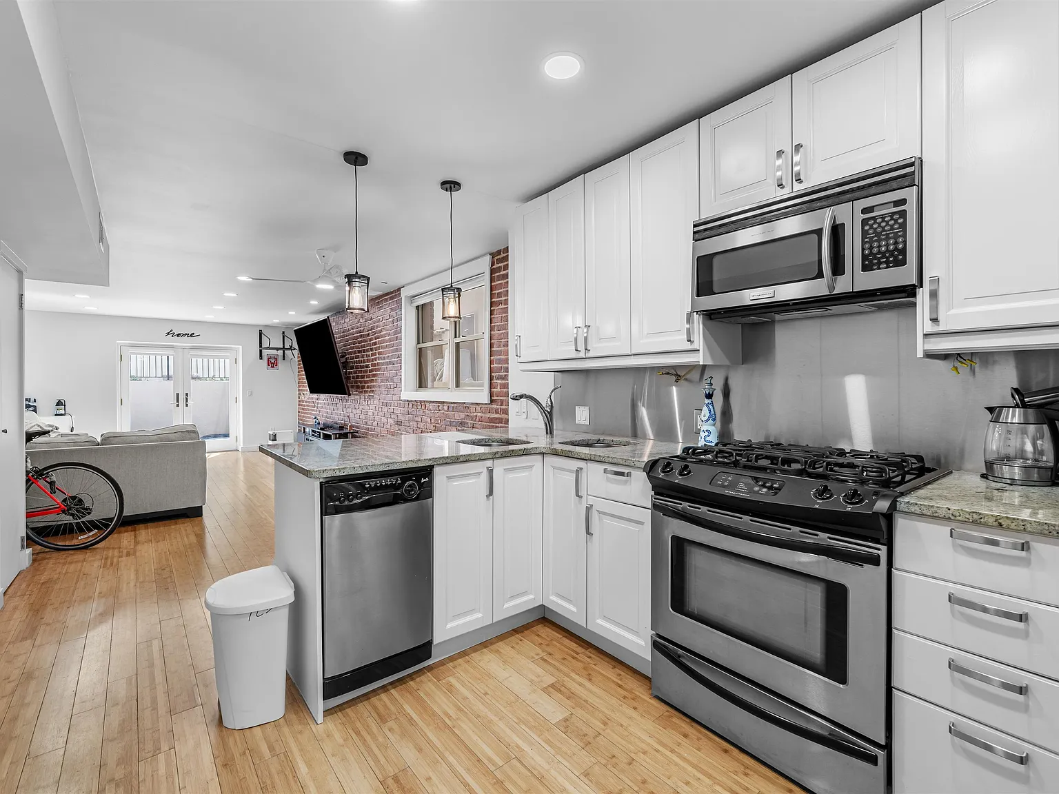 1 bed, 1.0 bath, $2,200 — Photo 4