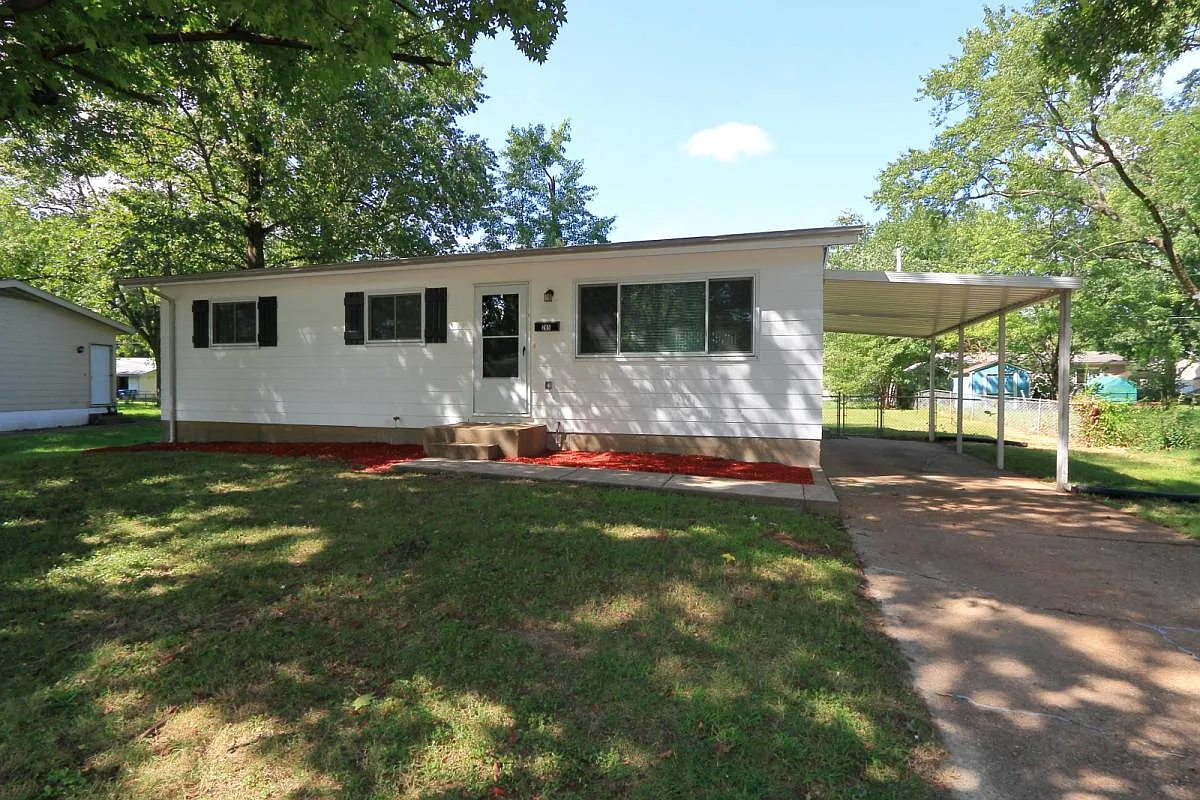 285 Elmdale Dr photo 1