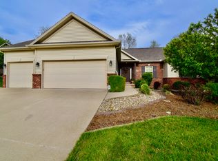 2212 Ridge Creek Dr, Bloomington, IL 61705