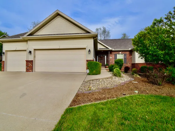 2212 Ridge Creek Dr, Bloomington, IL 61705