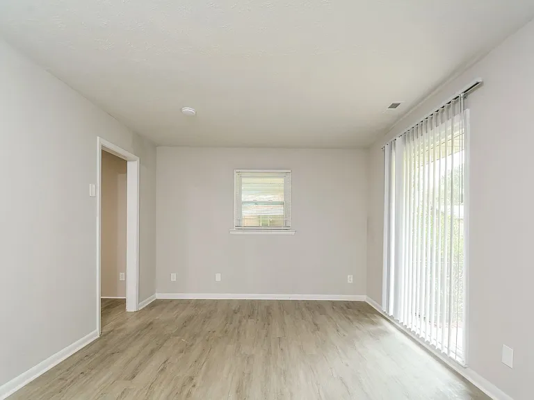 1790575_018_living_room_13182612.jpg