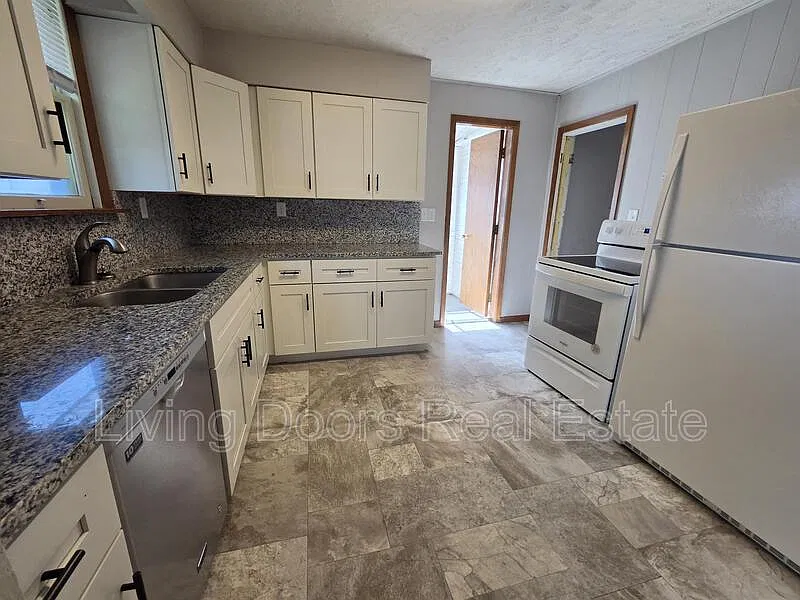 4 bed, 2.0 bath, 2200 sqft, $2,000 — Photo 2