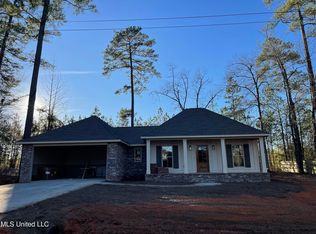 109 Pinecrest St, Collins, MS 39428