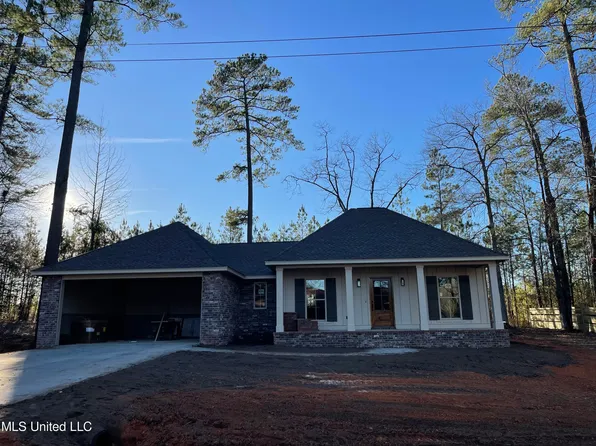 109 Pinecrest St, Collins, MS 39428