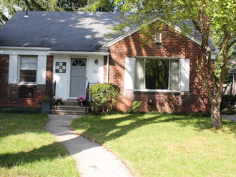 2527 Buckingham Ave — Photo 12