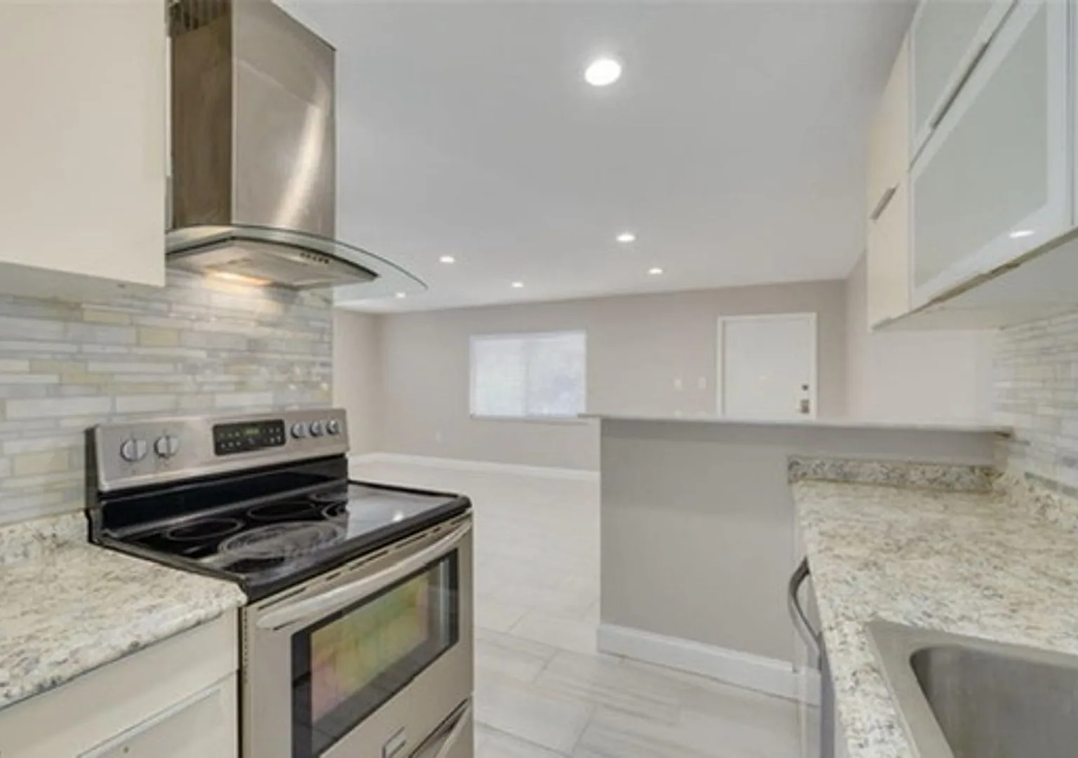 2 Bed/1 Bath, 2nd Floor Condo At Parklane Condos Available Now! — Photo 3