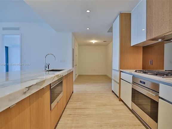 4th image of 2831 S Bayshore Dr Unit 1002