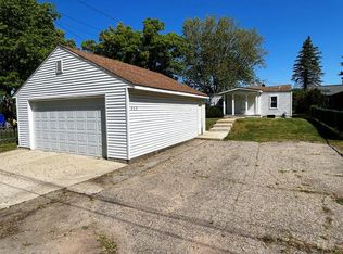 650 Meadow Dr, Highland, MI