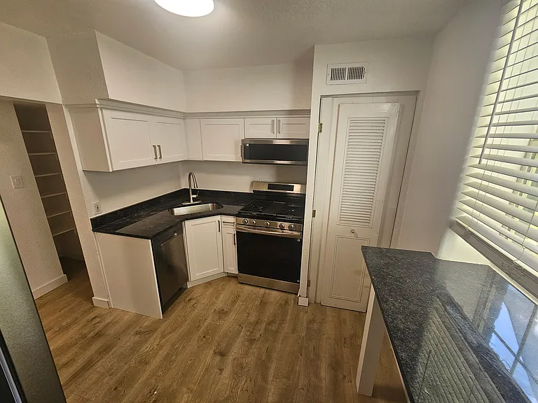 1008 S Lake St — Photo 6