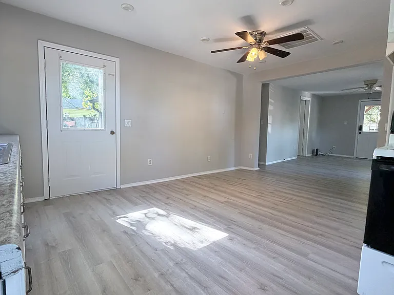 415 W Center Ave — Photo 9