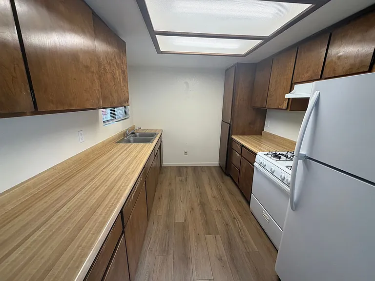 5296 Traffic Way — Photo 6