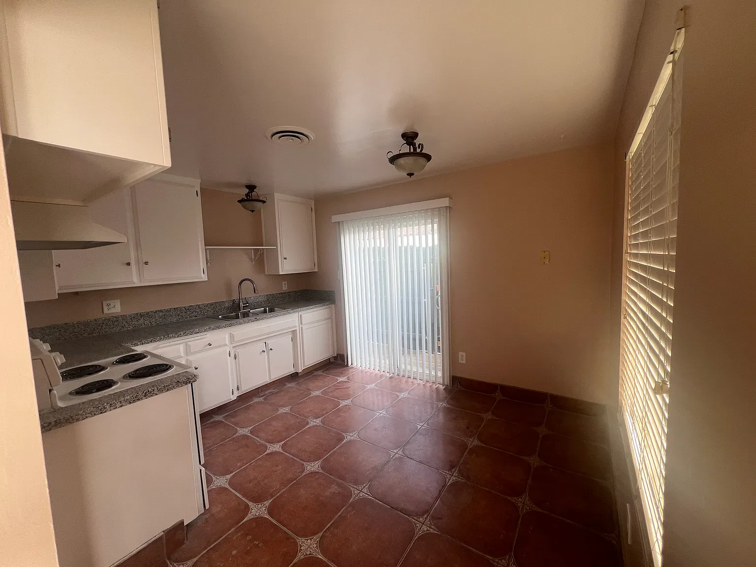 3 bed, 975 sqft, $1,650 — Photo 2