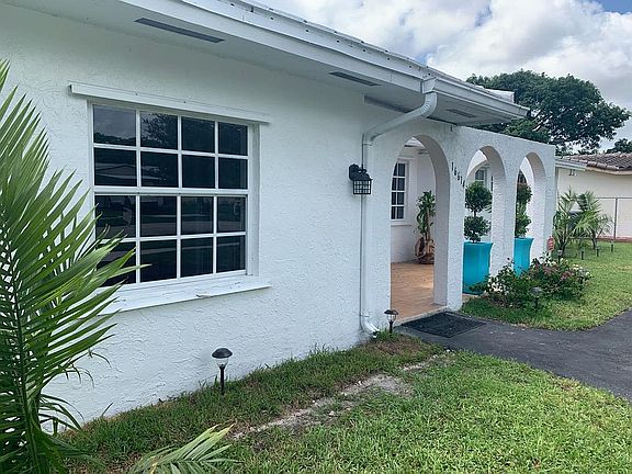 3rd image of 16614 SW 93rd Ct