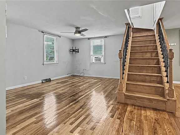 3rd image of 404 Oakwood St