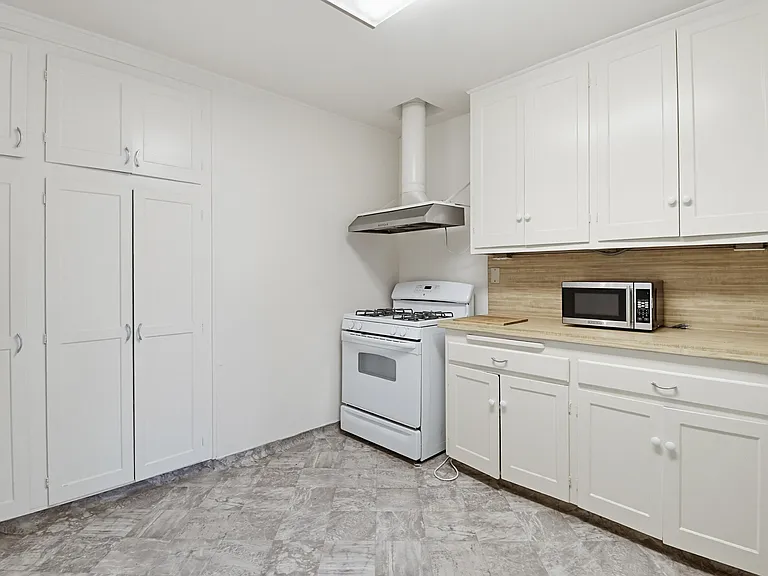 7872 Broadway — Photo 4
