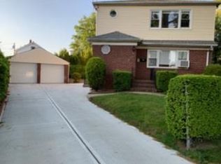 73 Elizabeth St #2, Floral Park, NY 11001