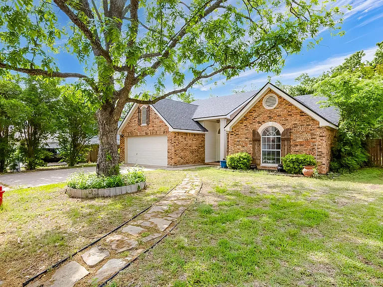 2106 Heather Dr — Photo 2