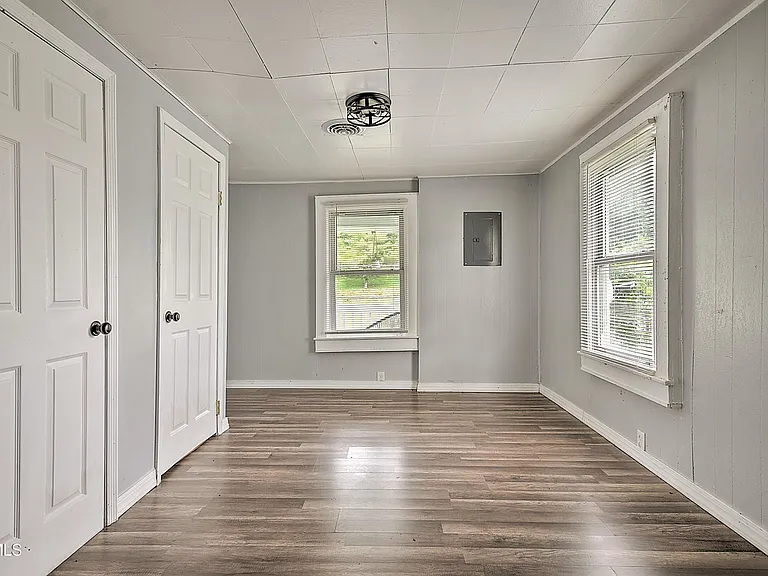 463 Manville Rd — Photo 7