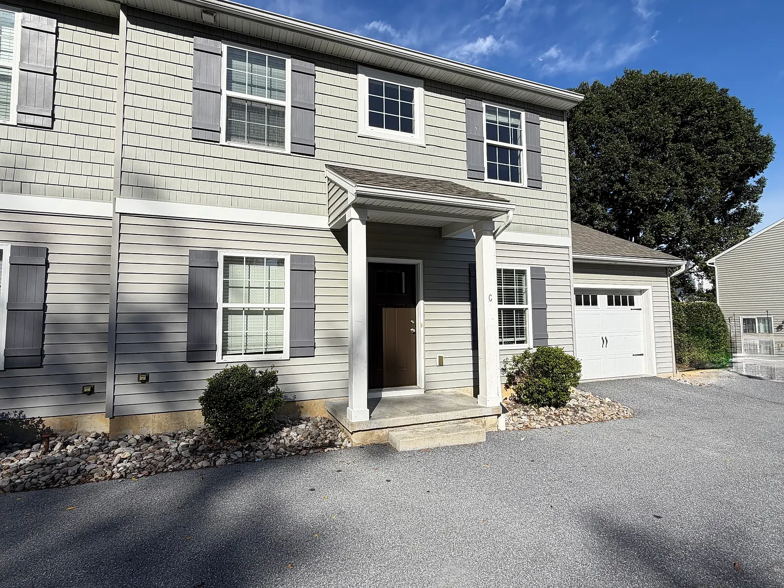 3 bed, 2.5 bath, 1525 sqft, $2,100 — Photo 2