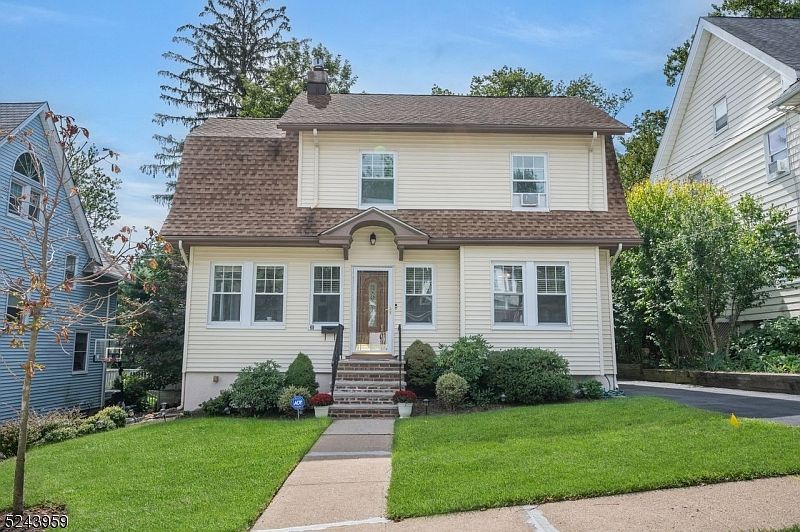 1st image of 40 Lawrence Ave