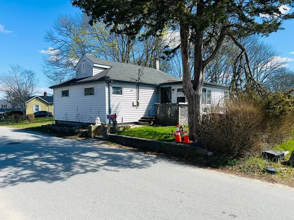 19 Oakdale St, Wareham, MA 02571