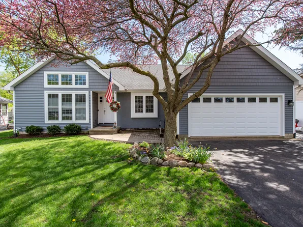 1917 Fairfield Rd, Lindenhurst, IL 60046