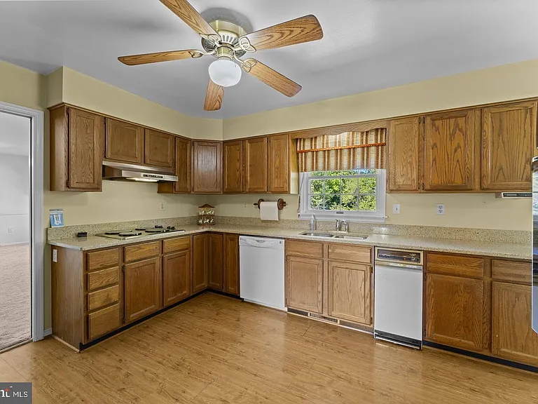 40297 Braddock Rd — Photo 10