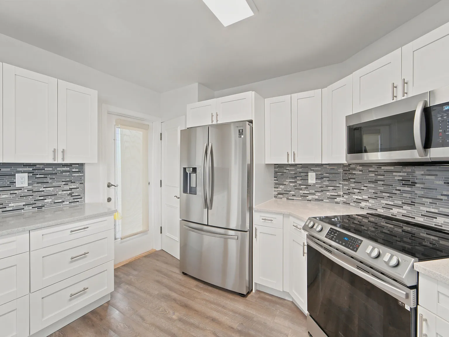 2 bed, 2.0 bath, 1080 sqft, $1,995 — Photo 2