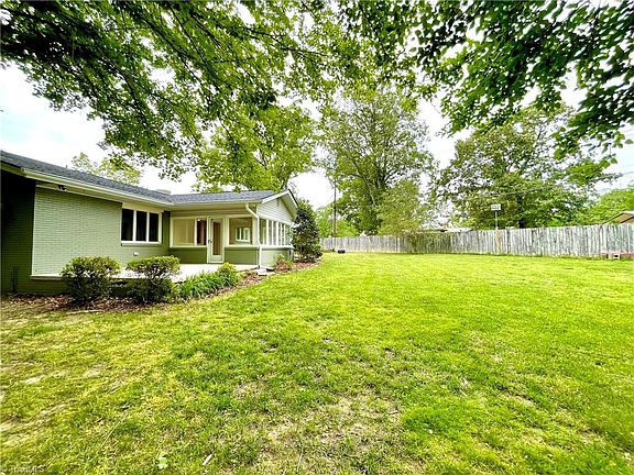 4th image of 808 Parkwood Cir