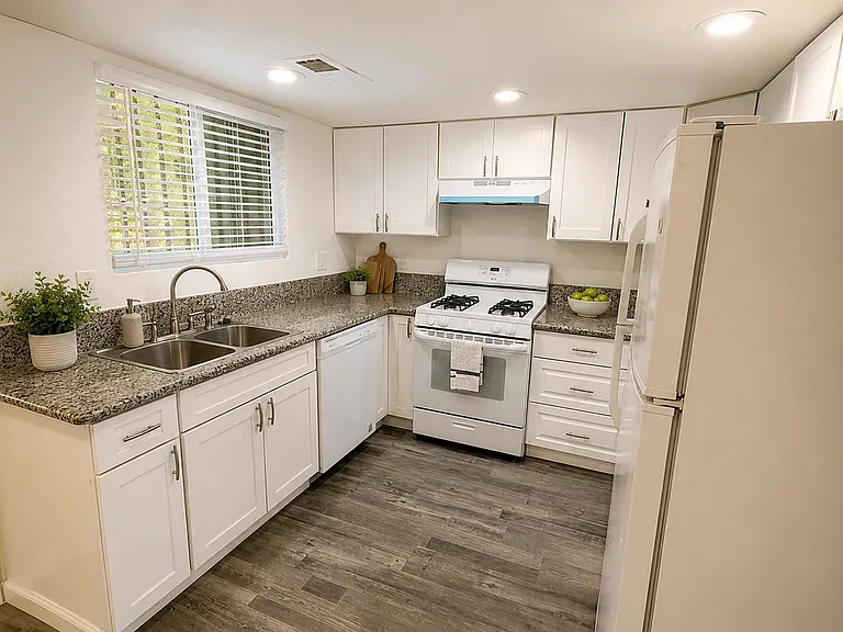 2225 S Lee Ave — Photo 11