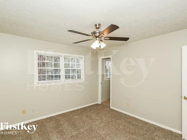 335 Sharon Dr — Photo 6