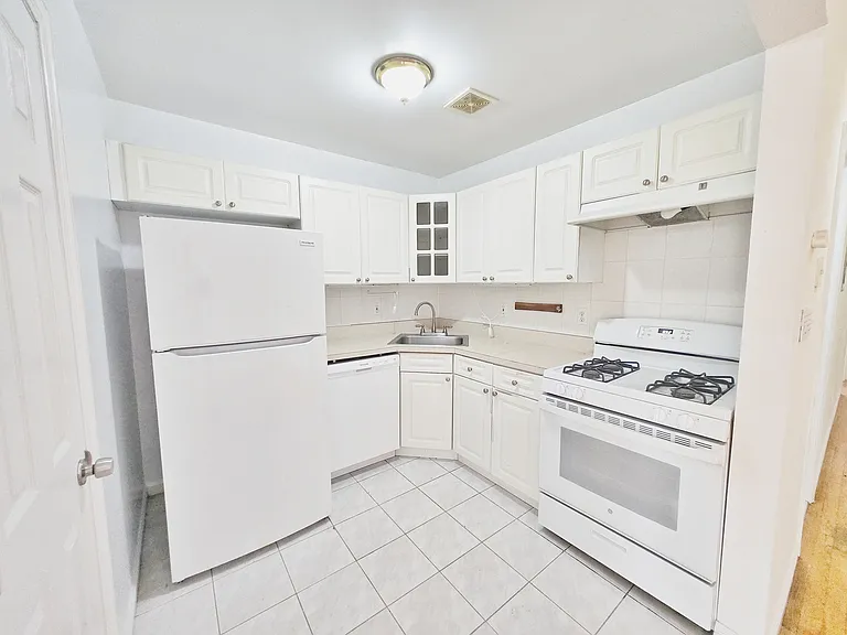 25-36 14th St #2 — Photo 4
