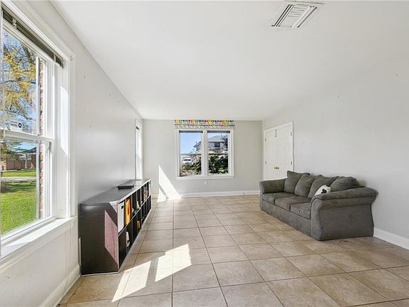3rd image of 387 Fairfield Ave