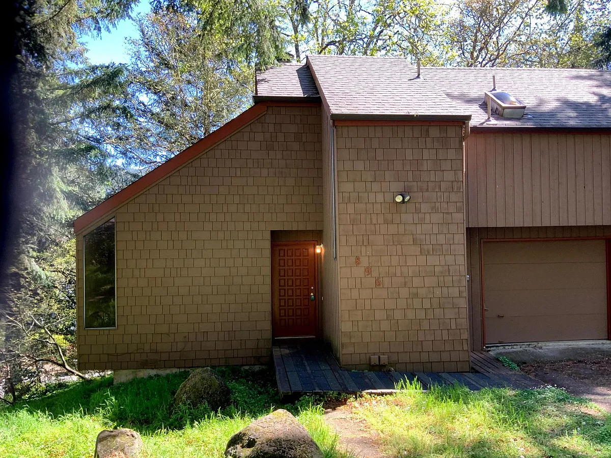 Building Photo - Two Bedroom Duplex in South Hills Area
